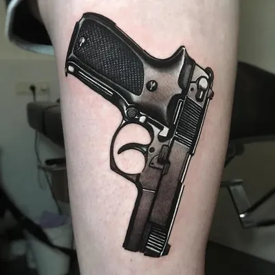Тату пистолет. Тату пистолет чб. Тату пистолет на плече.