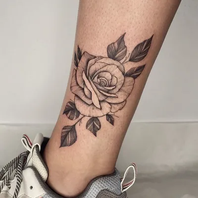 фото небольшой женской татуировки на ноге в стиле графика дотворк лайнворк  роза розочка / Тату салон «Дом Элит Тату»