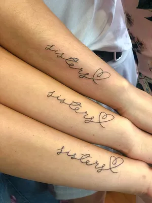 Рука художника тату девушка с татуировками и вновь из Tattoo в виде слова  на руке Freckled Стоковое Фото - изображение насчитывающей письмо, почерк:  197411380