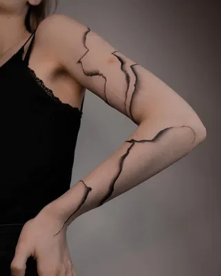 Рука художника тату девушка с татуировками и вновь из Tattoo в виде слова  на руке Freckled Стоковое Изображение - изображение насчитывающей потеха,  художничества: 205472765