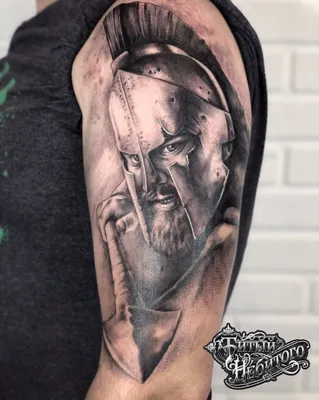 Тату спартанец на плече - фото салона Tattoo Times, узнай цену на сайте.