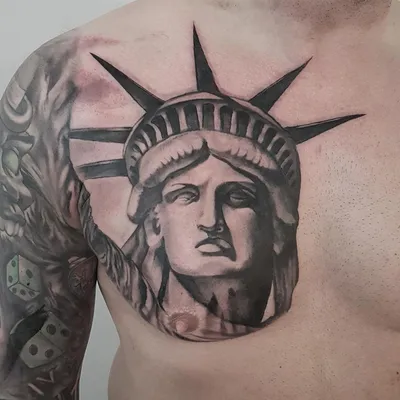 Статую свободы, Нью-Йорк, тату на плече у парня, мастер Виктор Белый (ID:  35430)