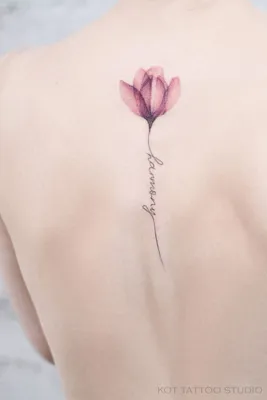 Татуировки Москва Tattoo Moskow - Цветок на спине 🌷 ⠀ Нет, не просто  обычный цветок, а рисунок «с секретом». В чём же секрет? В том, что эта  татуировка даёт необычный и очень