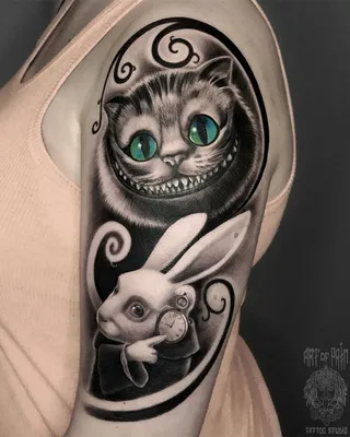Татуировка женская фентези на плече чешир | Татуировка страны чудес,  Татуировка дисней, Татуировки с кошками
