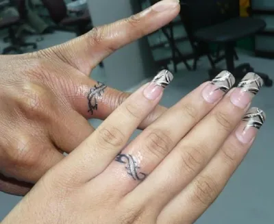 12 самых милых и романтичных идей татуировок | Ring finger tattoos, Wedding  band tattoo, Ring tattoo designs