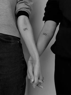 фото женской татуировки на руке в стиле лайнворк дотворк графика пара  влюбленных / Тату салон «Дом Элит Тату»