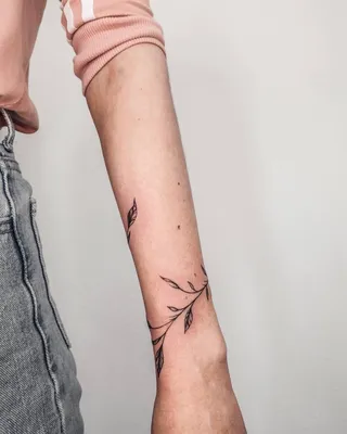 Фото тату цветок вокруг руки сделать в тату салоне в Москве по низкой цене