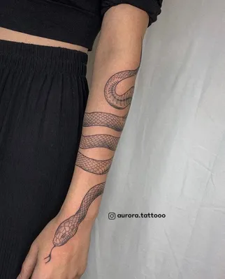 Веточка вокруг руки🌿 . Новое тату, Мастер Алексей✨ ...студия  “TattooMoscow”... https://tattoomoscow.ru ⠀ ✍️Запись на сеанс или… |  Instagram