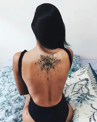 Татуировка цветочков на женской спине: фото – работа выполнена в тату  студии «West End» (СПб)