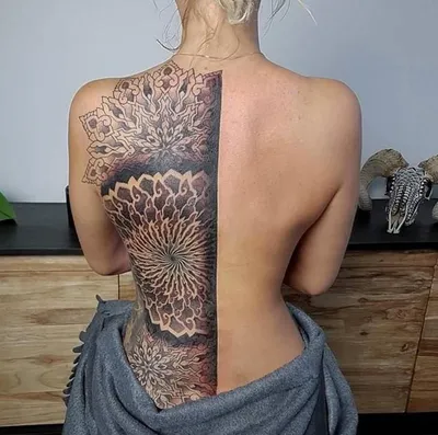 Женские тату на спине - фото и эскизы. Татуировки на спине для девушек.