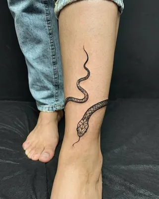 Змея и лотос, женская татуировка на голени. Сделать тату у мастера Вики  салон PlayPain.