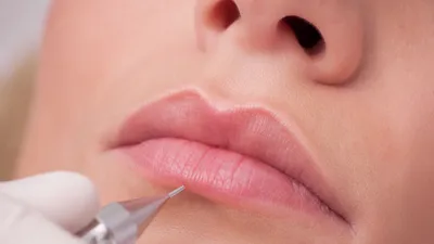 Студия косметологии и лазерной эпиляции Романовой Дарьи / Блог /  Перманентный макияж контура губ