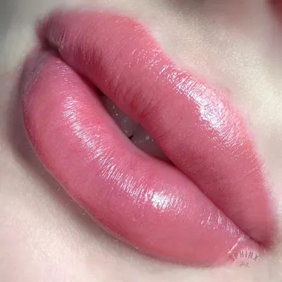 Студия татуажа Naturel' on Instagram: “Татуаж губ, в процессе 👄 цвет  выбрали максимально натуральный, эффект четко очер… | Губы, Татуаж бровей,  Перманентный макияж