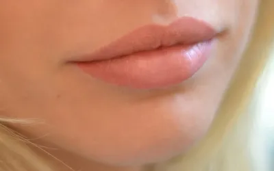 Естественный перманентный макияж татуаж губ в Санкт-Петербурге
