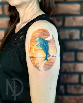Тату дельфин на груди сделать по отличной цене в салоне татуировки Тату  Академия