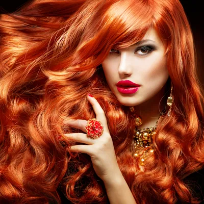 Женщина рыжие волосы тёмно зелё…» — создано в Шедевруме