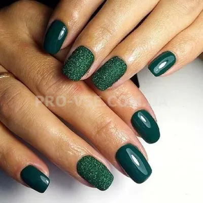 женская рука со светло-зеленым дизайном ногтей. легкий зеленый маникюр для  лака. женщина ручная темно-зеленый фон ткани Стоковое Фото - изображение  насчитывающей красивейшее, пастельно: 220894196