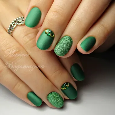 Праздничный маникюр с блёстками, темно-зеленый #nail #manicure #маникюр |  Маникюр с блестками, Маникюр, Кружева ногти