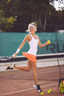 Девушка играет в большой теннис, в…» — создано в Шедевруме