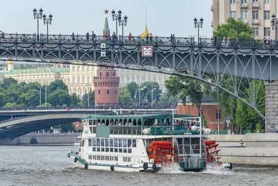 Теплоход «КолесовЪ».