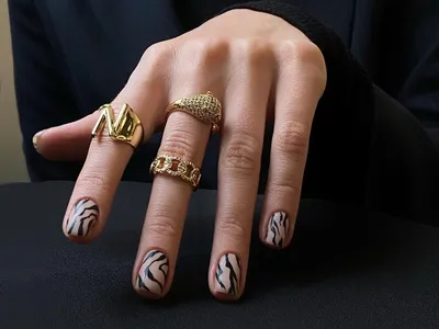 Маникюр•Педикюр•Киев в Instagram: «Тигровый принт и металический декор✨ .  #тигровыйпринтнаногтях #тигровыйпринт #тигровыйманикюр #ст… | Class ring,  Jewelry, Fashion
