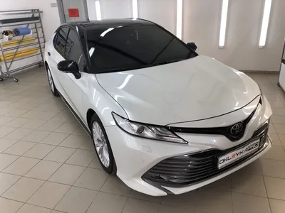 Аренда Toyota Camry VII Рестайлинг 2 белый с водителем в Москве, цена от  1500 р/ч