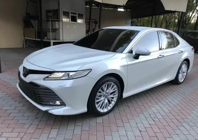 Продажа Toyota Camry 2021 года в Москве, белый перламутр с крышей,  передними и задними стойками черного цвета, 3.5 литра, седан, бензиновый  двигатель, привод передний