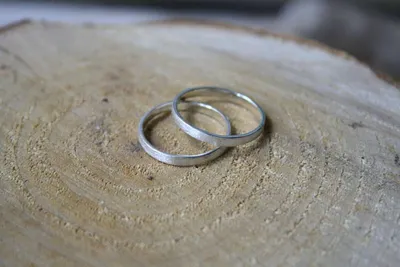 Авторские тонкие обручальные кольца Stay Real с камнями по ободку купить от  45302 грн | EliteGold.ua