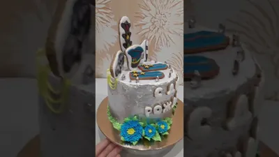 Торт с кремовым покрытием и пряниками для мужчины на 60 лет