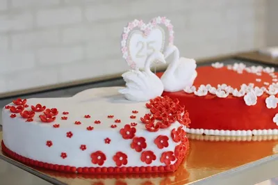 Два торта, два сердца на годовщину свадьбы. Каждому свой торт. Классика в  декоре 😍 Чтобы собрать торт сердце, необходимо испечь два… | Instagram