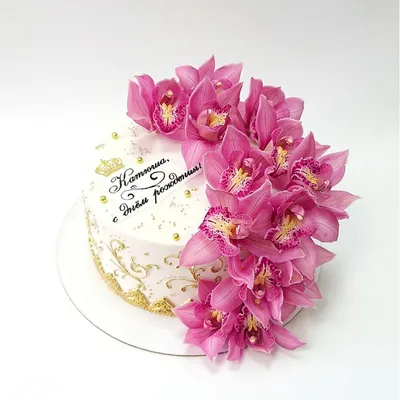 Яркий торт с живыми цветами и макарунами на заказ с доставкой недорого,  фото торта, цена