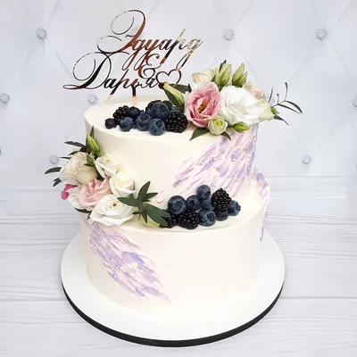 Украшение торта живыми цветами.