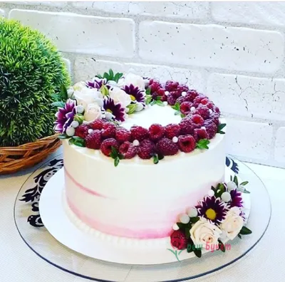 Свадебный торт с живыми цветами категории Трехъярусные свадебные торты