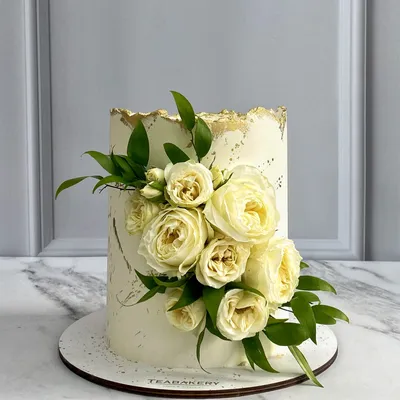 Свадебный торт с цветами: Нюансы использования цветов в декоре торта