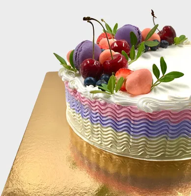 летний торт украшен белым кремом и шоколадом и малиной Стоковое Фото -  изображение насчитывающей торжество, праздник: 225675638