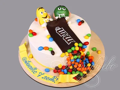 Торт в размере L на день рождения 🎂🥳 Выбирайте любимую начинку,  оформление и размер торта, пишите нам и оформляйте заказ! 🎁 Свеча и… |  Instagram