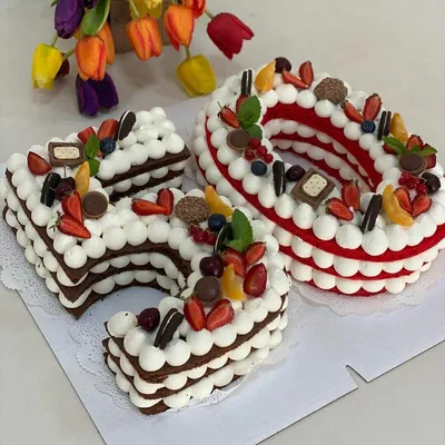Торт с кремовым покрытием и пряниками для мужчины на 60 лет