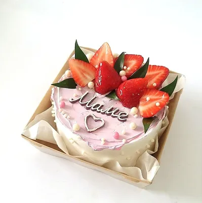 Торт для мамы и бабушки с кремовым покрытием, ягодами и цветами