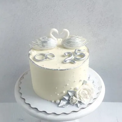 Белый торт «На серебряную свадьбу»