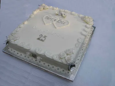 Торты на заказ в Астрахани - Тортик на Серебряную свадьбу. Как говорится:  просто и со вкусом 😊 #тортна25летсвадьбы #тортнасеребрянуюсвадьбу  #свадебныйтортастрахань #тортнасвадьбуастрахань | Facebook