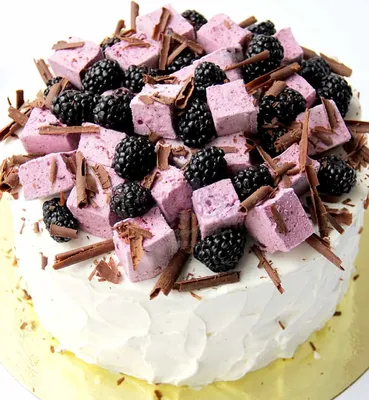 Нежный белый цвет торта с ежевикой…» — создано в Шедевруме