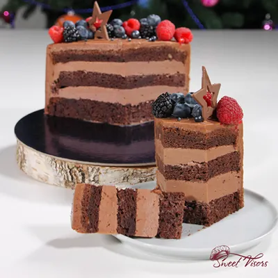 Купить Торт Шоколадный с ягодами в кафе-кондитерской \"Британские Пекарни\" с  доставкой СПб
