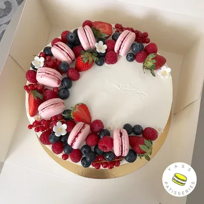 Торт акварельный с темными ягодами и макаронс торты от Свит Бисквит - Свит  Бисквит