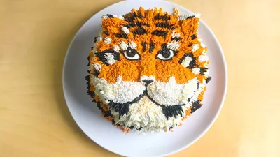 Картинка тигра с праздничным тортом | Премиум Фото