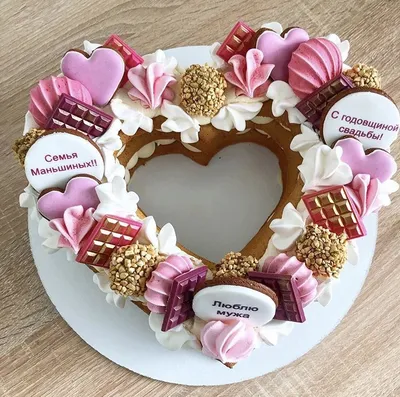 Муссовый торт Сердце с покрытием велюр красного цвета и надписью
