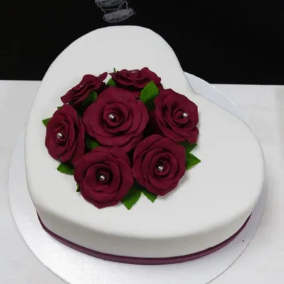 Муссовый торт сердце с покрытием велюр белого цвета и надписью
