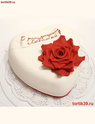 Муссовый торт Сердце с покрытием велюр красного цвета и надписью
