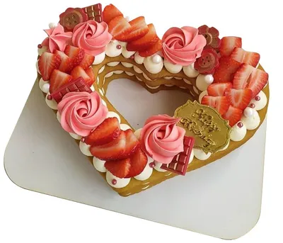 Муссовый круглый торт с покрытием гляссаж белого цвета и пирожными сердце