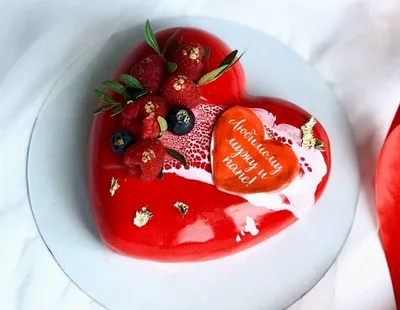 Торт праздничный без мастики \"с велюровым покрытием Красный велюр и белое  сердце\" можно купить по доступной стоимости от 3950.00 руб/кг