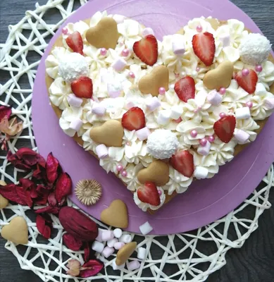 Торты торт бисквитный сердце с ягодами от Свит Бисквит - Свит Бисквит